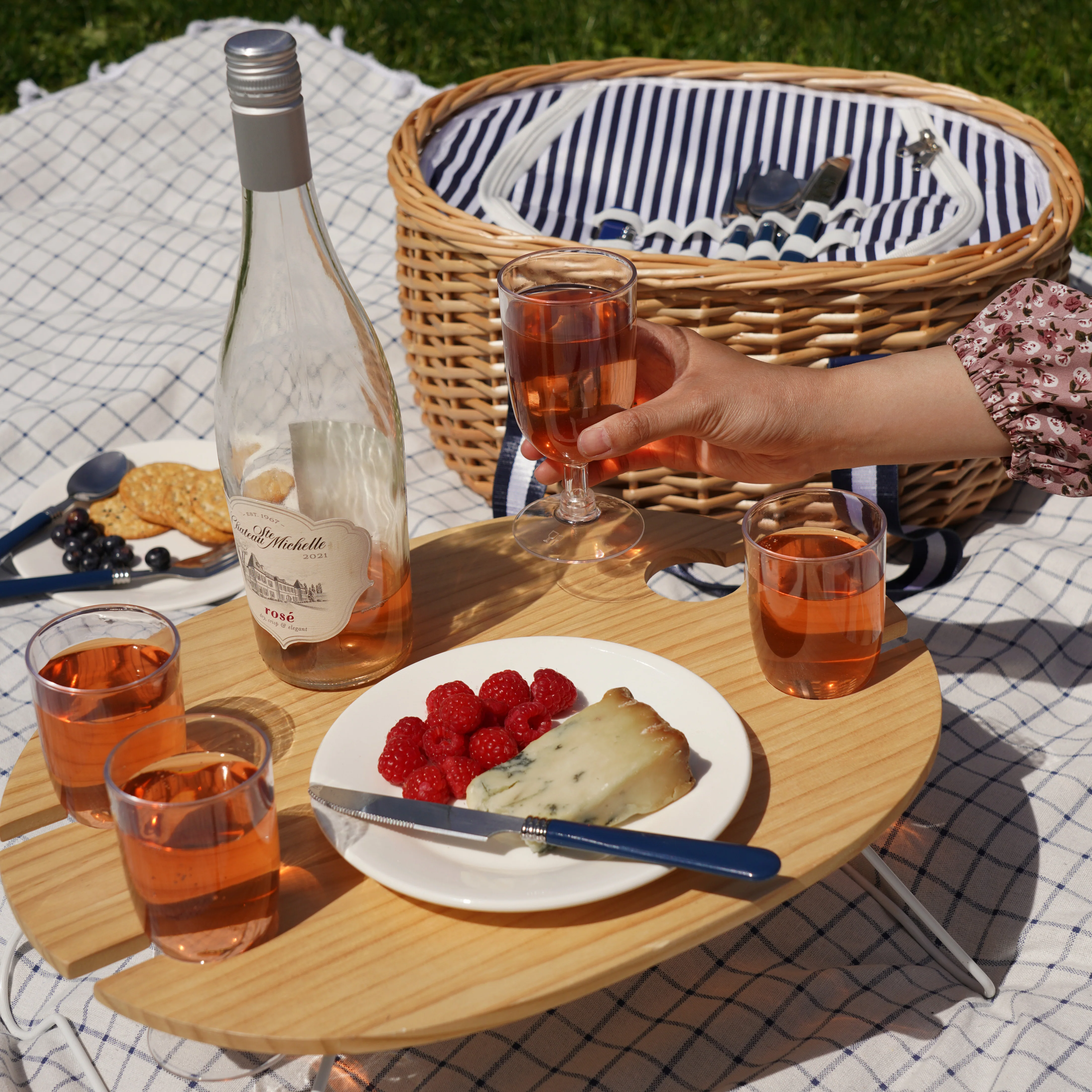 Central Park Willow Picnic Basket Set for Four - Image 5